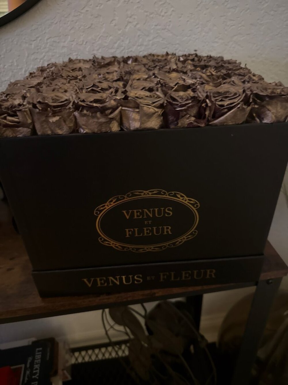 Venus et Fleur Large Eternity Rose Box, Bronze Gold Preserved Roses